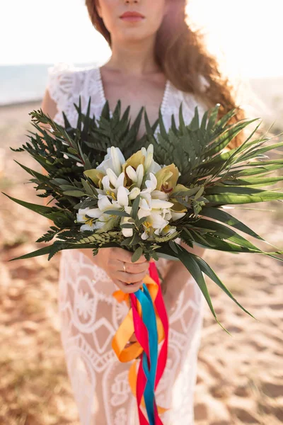 Szczęśliwy surferów para stojący z deski surfingowe na plaży — Zdjęcie stockowe