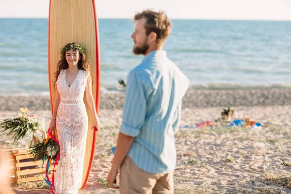 Surfers ευτυχισμένο ζευγάρι στέκεται με ιστιοσανίδες στην αμμώδη παραλία — Φωτογραφία Αρχείου