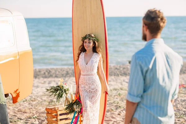 Pareja de surfistas felices de pie con tablas de surf en la playa de arena —  Fotos de Stock