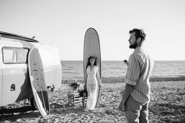 Surfers ευτυχισμένο ζευγάρι στέκεται με ιστιοσανίδες στην αμμώδη παραλία — Φωτογραφία Αρχείου