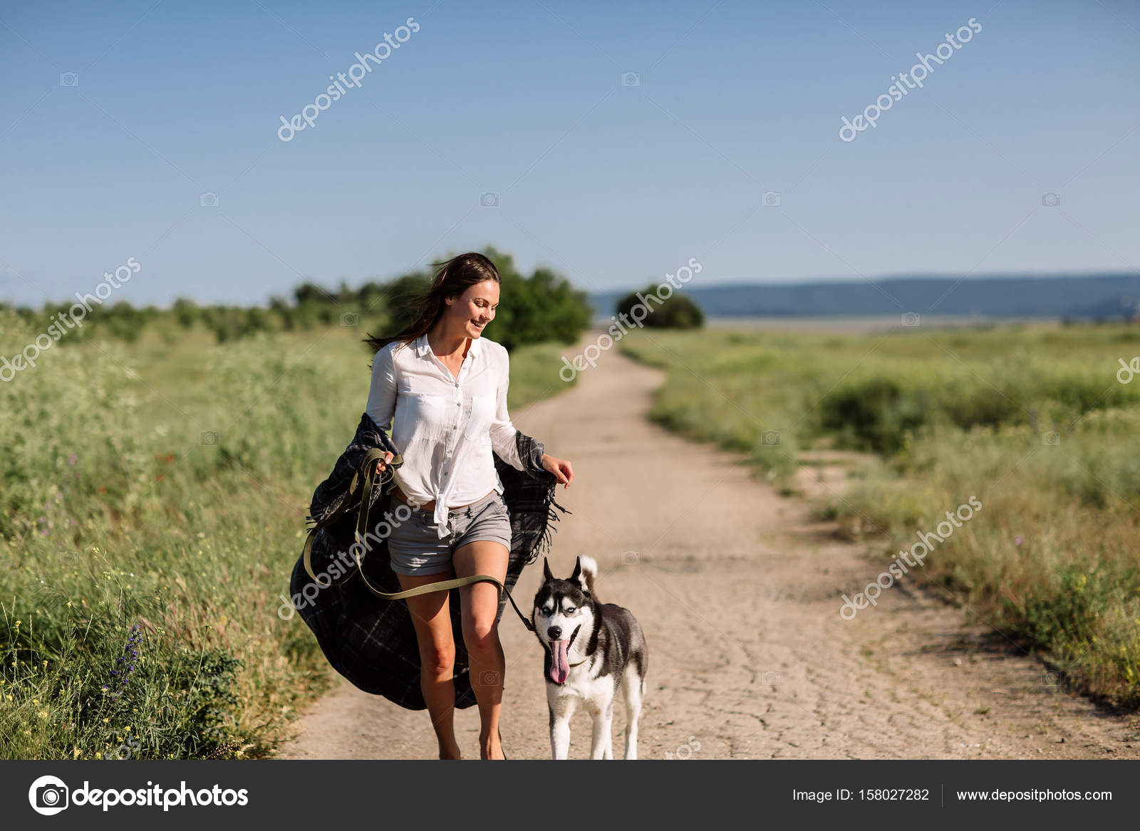 Belle Fille Joue Avec Un Champ De Chien Husky Noir Et Blanc