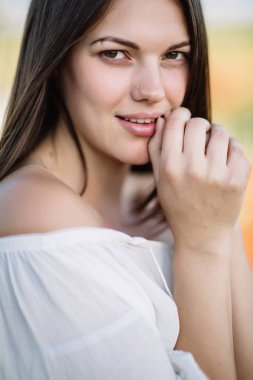 gün batımında haşhaş bir alanda güzel kız