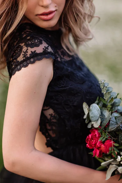 Mulher bonita desfrutando de campo de margarida, fêmea agradável deitado no prado de flores, menina bonita relaxante ao ar livre, se divertindo, jovem senhora feliz e primavera verde natureza, conceito de harmonia — Fotografia de Stock