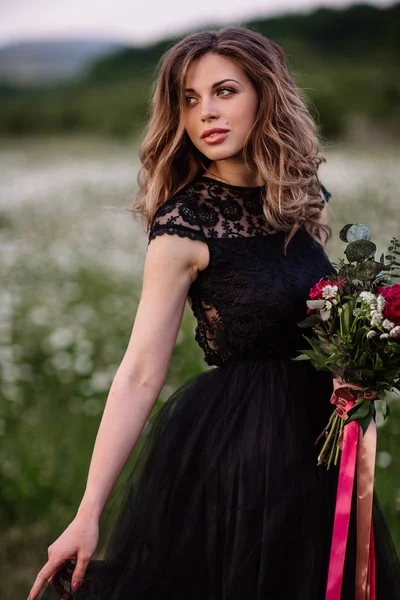 Hermosa mujer disfrutando del campo de margaritas, agradable hembra acostada en el prado de flores, chica bonita relajándose al aire libre, divirtiéndose, joven feliz y naturaleza verde primavera, concepto de armonía — Foto de Stock