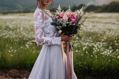 Güzel kadın zevk papatya alan, açık rahatlatıcı, eğlenceli, mutlu genç bayan ve bahar yeşil doğa, uyum kavramı sahip güzel kız çiçek, çayırda uzanmış güzel kadın
