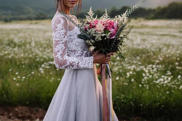 Mulher bonita desfrutando de campo de margarida, fêmea agradável deitado no prado de flores, menina bonita relaxante ao ar livre, se divertindo, jovem senhora feliz e primavera verde natureza, conceito de harmonia — Fotografia de Stock