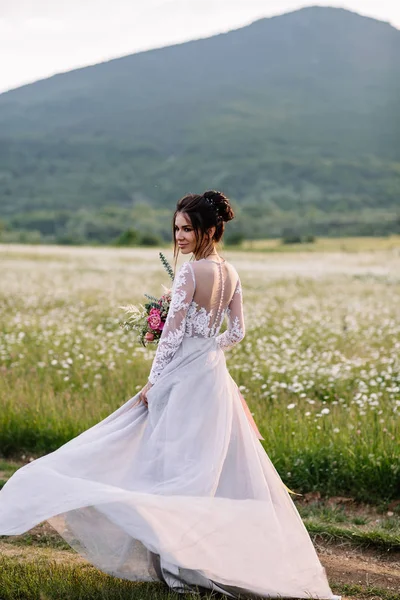 Mulher bonita desfrutando de campo de margarida, fêmea agradável deitado no prado de flores, menina bonita relaxante ao ar livre, se divertindo, jovem senhora feliz e primavera verde natureza, conceito de harmonia — Fotografia de Stock