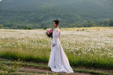 Güzel kadın zevk papatya alan, açık rahatlatıcı, eğlenceli, mutlu genç bayan ve bahar yeşil doğa, uyum kavramı sahip güzel kız çiçek, çayırda uzanmış güzel kadın