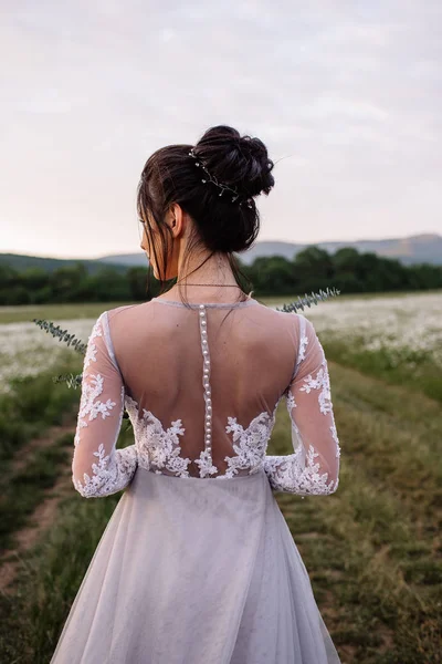 Mulher bonita desfrutando de campo de margarida, fêmea agradável deitado no prado de flores, menina bonita relaxante ao ar livre, se divertindo, jovem senhora feliz e primavera verde natureza, conceito de harmonia — Fotografia de Stock