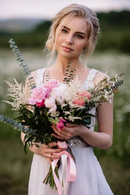 Güzel kadın zevk papatya alan, açık rahatlatıcı, eğlenceli, mutlu genç bayan ve bahar yeşil doğa, uyum kavramı sahip güzel kız çiçek, çayırda uzanmış güzel kadın