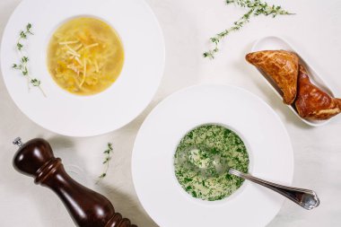 tavuk suyu otlar ile