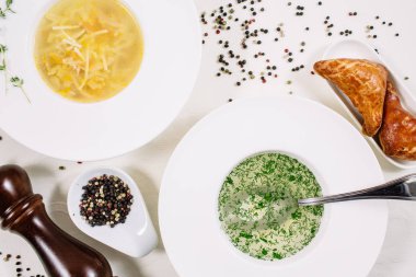 tavuk suyu otlar ile