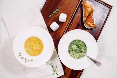 tavuk suyu otlar ile