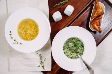 tavuk suyu otlar ile