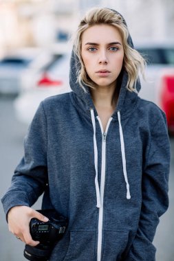 Oldukça mutlu gülen, gülümseyen güzel kadın giyim portresi