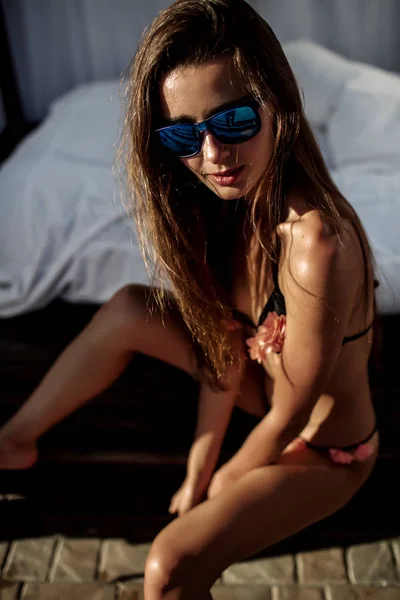 Mooi meisje brunette in de blauwe zonnebril in badpak, sexy model, perfecte figuur, zonlicht — Stockfoto