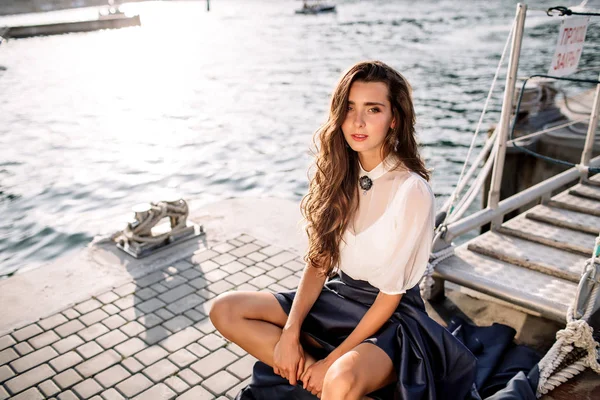 Piękna dziewczyna, chodzenie na molo, nad morzem, w pobliżu jachtu, łodzi w niebieska długa suknia — Zdjęcie stockowe