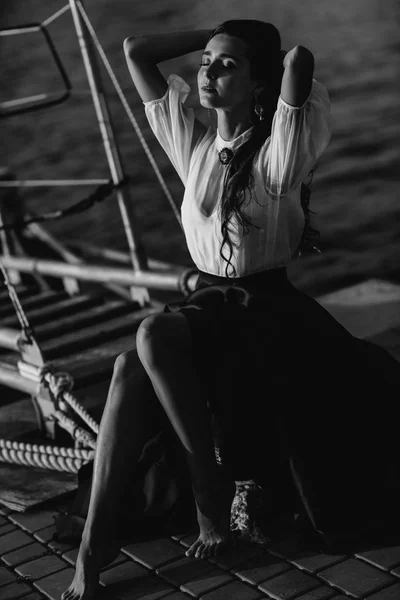 Piękna dziewczyna, chodzenie na molo, nad morzem, w pobliżu jachtu, łodzi w niebieska długa suknia — Zdjęcie stockowe