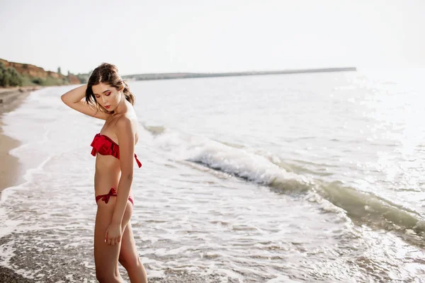 그녀의 수영복 패션, 모래와 바다에 있는 아시아 외관의 섹시 한 여자 — 스톡 사진