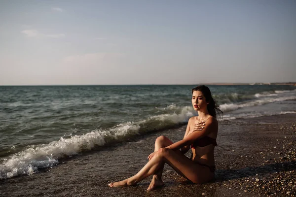 Menina sexy de aparência asiática em seu maiô no mar com areia, moda — Fotografia de Stock