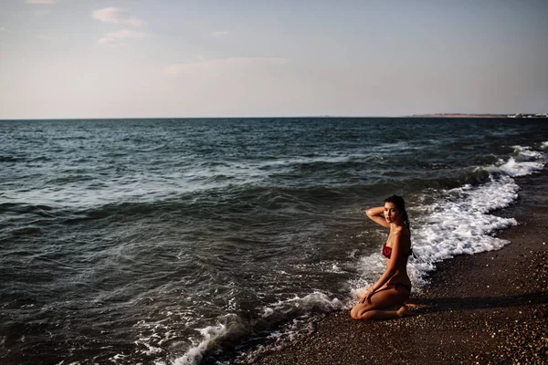 Menina sexy de aparência asiática em seu maiô no mar com areia, moda — Fotografia de Stock