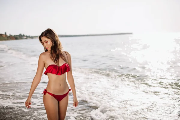 Menina sexy de aparência asiática em seu maiô no mar com areia, moda — Fotografia de Stock