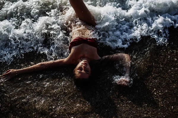 Menina sexy de aparência asiática em seu maiô no mar com areia, moda — Fotografia de Stock