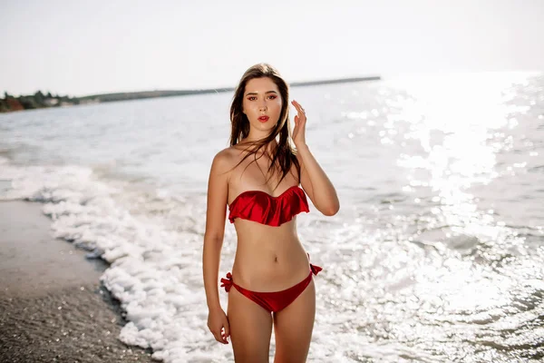 Ragazza sexy di aspetto asiatico nel suo costume da bagno sul mare con sabbia, moda — Foto Stock