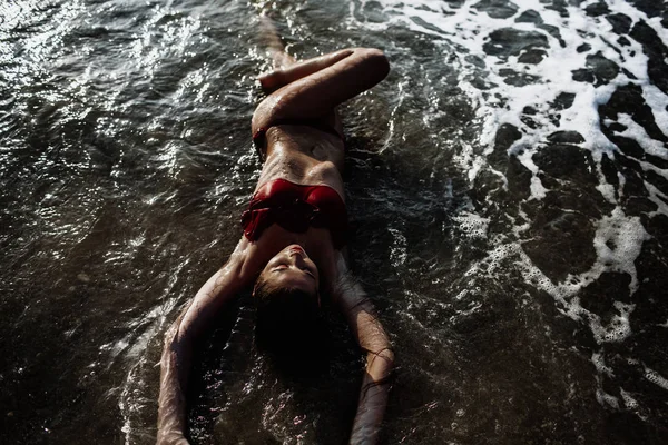Menina sexy de aparência asiática em seu maiô no mar com areia, moda — Fotografia de Stock