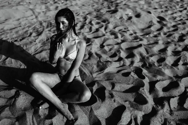 Sexig tjej asiatiska utseende i hennes baddräkt på havet med sand, mode — Stockfoto