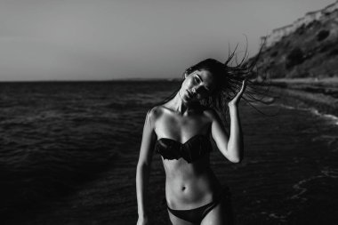 Denizde kum, moda ile onun mayo Asya görünüm seksi kız