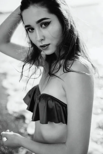 Sexy dziewczyna azjatyckich wygląd w jej strój kąpielowy nad morzem z piasku, moda — Zdjęcie stockowe