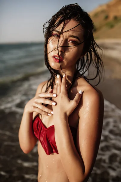 性感的女孩，在她穿上泳装海砂，时尚中亚洲出现的 — 图库照片