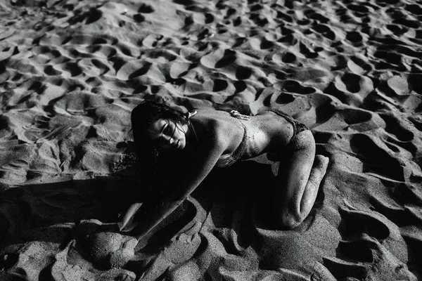 Sexy Mädchen asiatischen Aussehens in ihrem Badeanzug auf dem Meer mit Sand, Mode Stockfoto