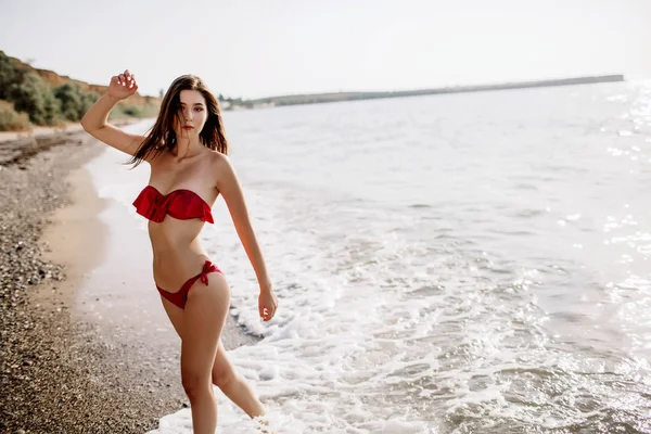 Сексуальная девушка азиатской внешности в купальнике на море с песком, мода — стоковое фото
