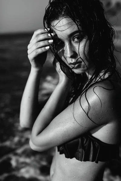 Sexy meisje van Aziatische verschijning in haar zwembroek aan de zee met zand, mode — Stockfoto