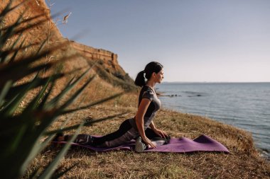 güzel kız ile spor formları spor sahilde, içme suyu, atlama, çalıştırma, farklı egzersizleri yapıyor