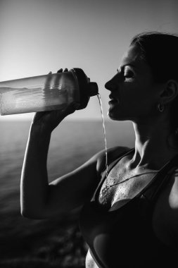 güzel kız ile spor formları spor sahilde, içme suyu, atlama, çalıştırma, farklı egzersizleri yapıyor