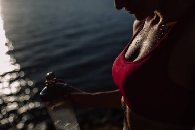 güzel kız ile spor formları spor sahilde, içme suyu, atlama, çalıştırma, farklı egzersizleri yapıyor