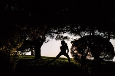 güzel kız ile spor formları spor sahilde, içme suyu, atlama, çalıştırma, farklı egzersizleri yapıyor