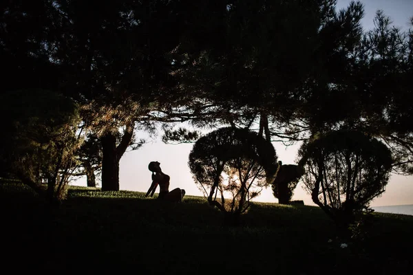 güzel kız ile spor formları spor sahilde, içme suyu, atlama, çalıştırma, farklı egzersizleri yapıyor