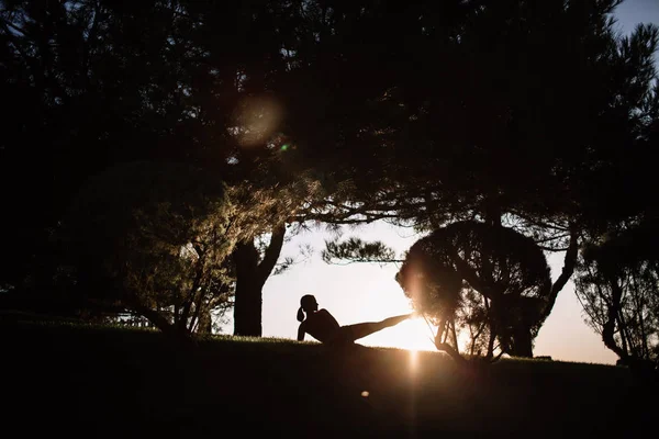 güzel kız ile spor formları spor sahilde, içme suyu, atlama, çalıştırma, farklı egzersizleri yapıyor