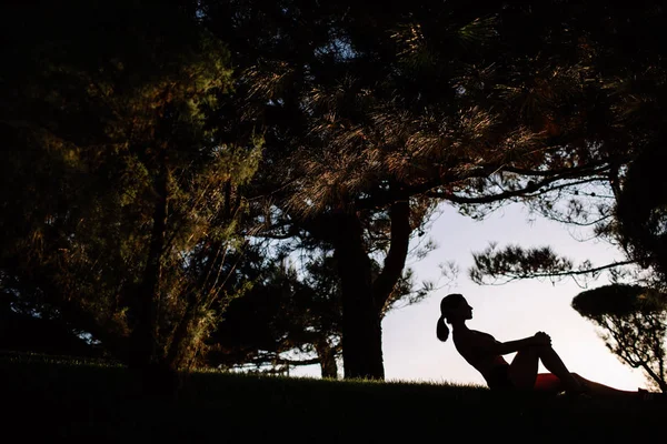güzel kız ile spor formları spor sahilde, içme suyu, atlama, çalıştırma, farklı egzersizleri yapıyor