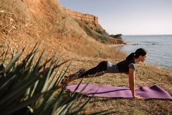 güzel kız ile spor formları spor sahilde, içme suyu, atlama, çalıştırma, farklı egzersizleri yapıyor
