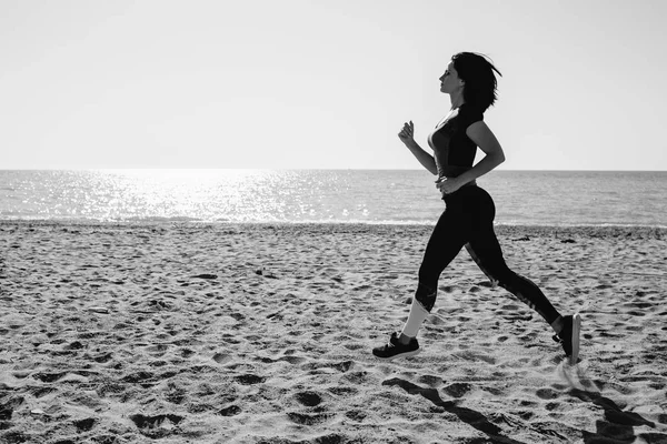 güzel kız ile spor formları spor sahilde, içme suyu, atlama, çalıştırma, farklı egzersizleri yapıyor