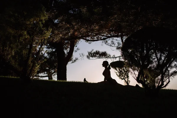 güzel kız ile spor formları spor sahilde, içme suyu, atlama, çalıştırma, farklı egzersizleri yapıyor