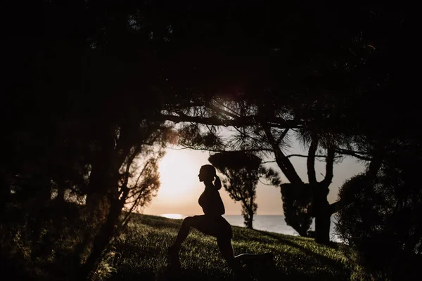 güzel kız ile spor formları spor sahilde, içme suyu, atlama, çalıştırma, farklı egzersizleri yapıyor