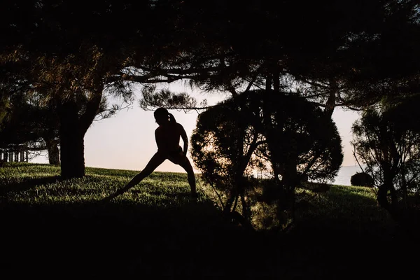 güzel kız ile spor formları spor sahilde, içme suyu, atlama, çalıştırma, farklı egzersizleri yapıyor