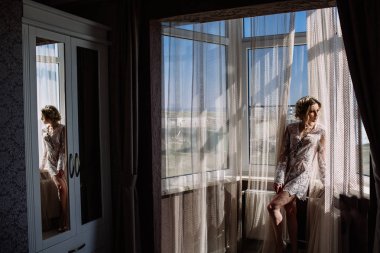 güzel bir kız ya da seksi şık beyaz gömlek ve ayakkabı pencere pervazına doğal zemin, kopya alanı üzerine uzun esmer saçlı sevimli kadın