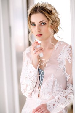 güzel bir kız ya da seksi şık beyaz gömlek ve ayakkabı pencere pervazına doğal zemin, kopya alanı üzerine uzun esmer saçlı sevimli kadın